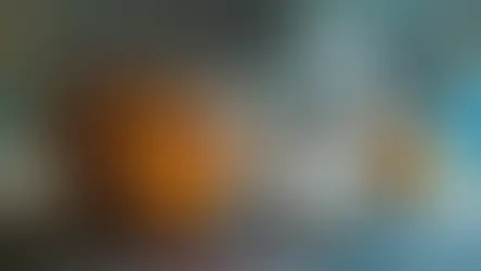 Abóbora iluminada de Halloween ao lado de um cristal de quartzo transparente, simbolizando misticismo, espiritualidade e energia.