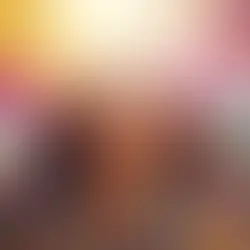 Mulher sorridente com expressão de paz e bem-estar, banhada por luz solar e cercada por mandala colorida vibrante ao fundo.