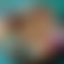 Mandala de cristais coloridos dispostos em círculo sobre base de madeira com símbolos dourados, representando equilíbrio energético e práticas espirituais.