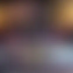 Altar espiritual com cristais coloridos, velas acesas e cartas de tarô sobre tecido roxo, simbolizando energia, cura e conexão espiritual.