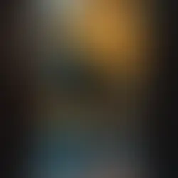 Pessoa em pé na porta aberta, contemplando um jardim iluminado pelo sol e uma árvore dourada no outono, simbolizando introspecção e novos começos.