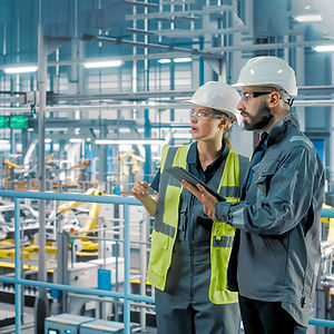 Equipo de gestion de proyectos MEP supervisando obras industriales y coordinando ejecucion en instalaciones de alto consumo energetico. | ALEVA-MEP | Construccion y Gestion de Proyectos MEP