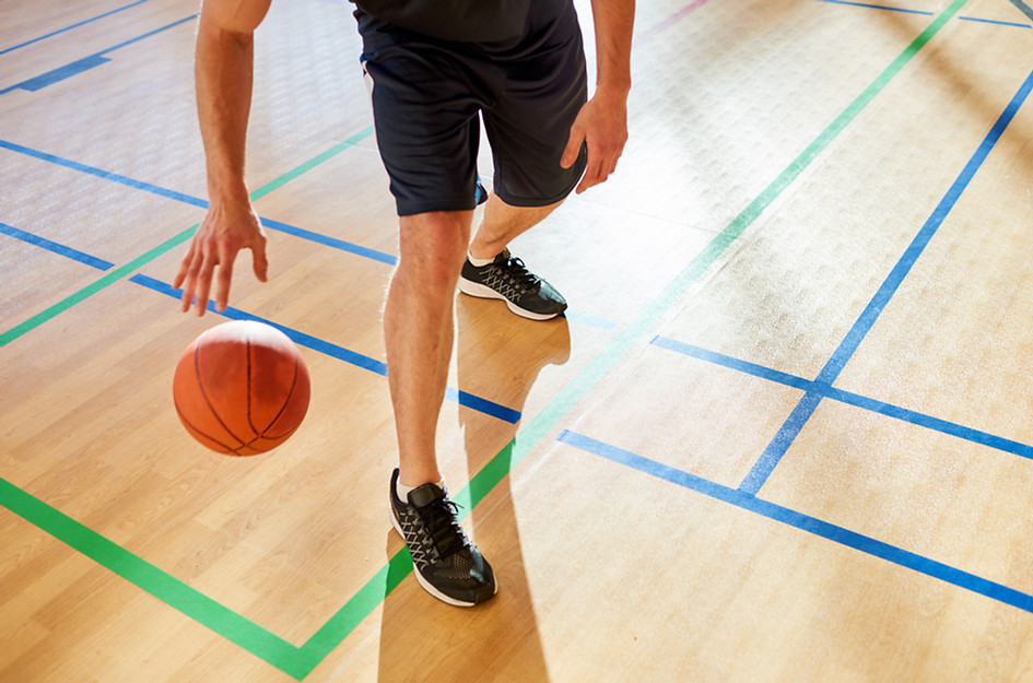 Crop-man-dribbling-basketball-ball-566143.jpg