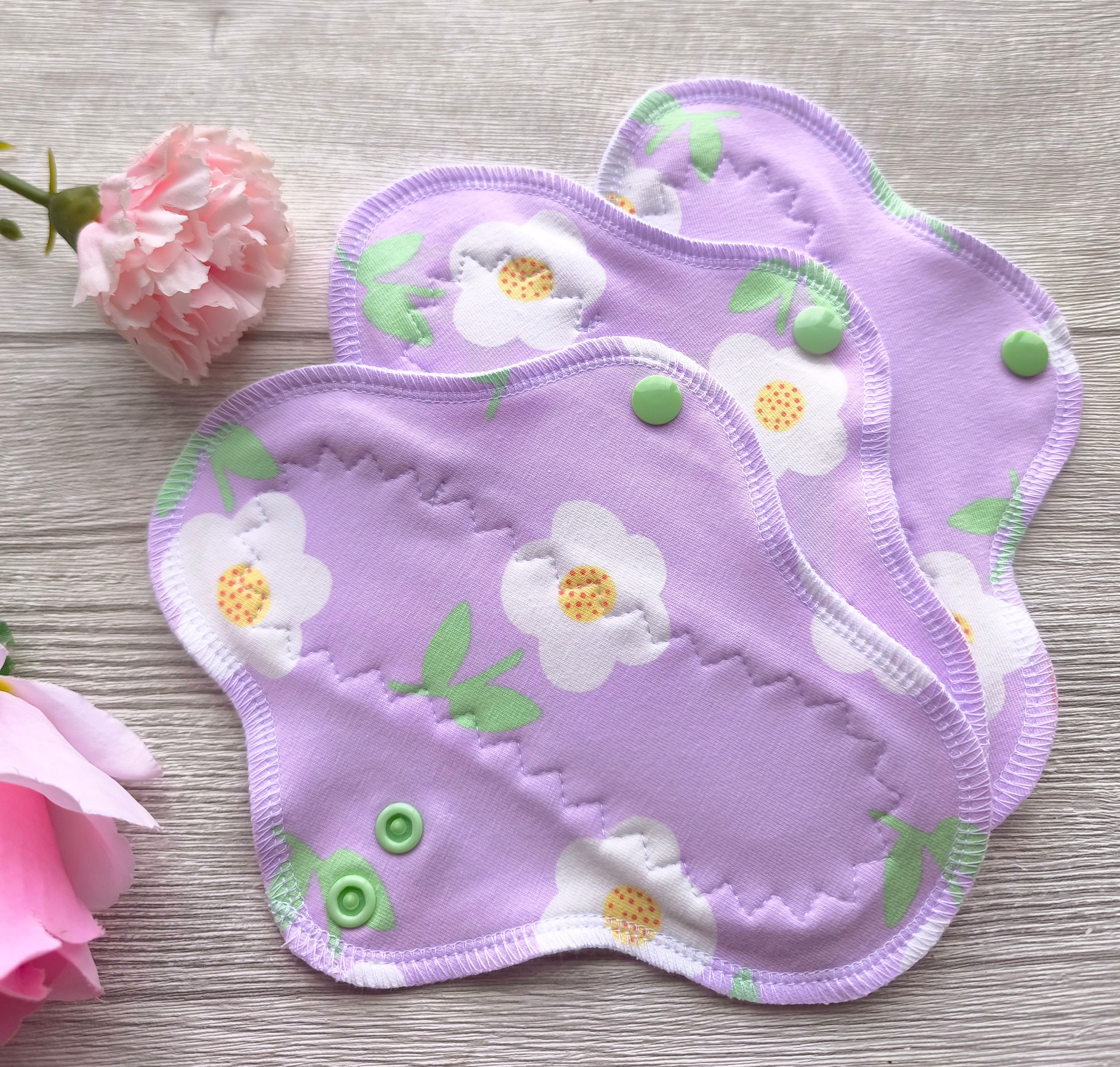 Set 3 PU dnevna curvy, daisies on purple