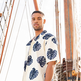 La foto de un chico con una camisa de flores