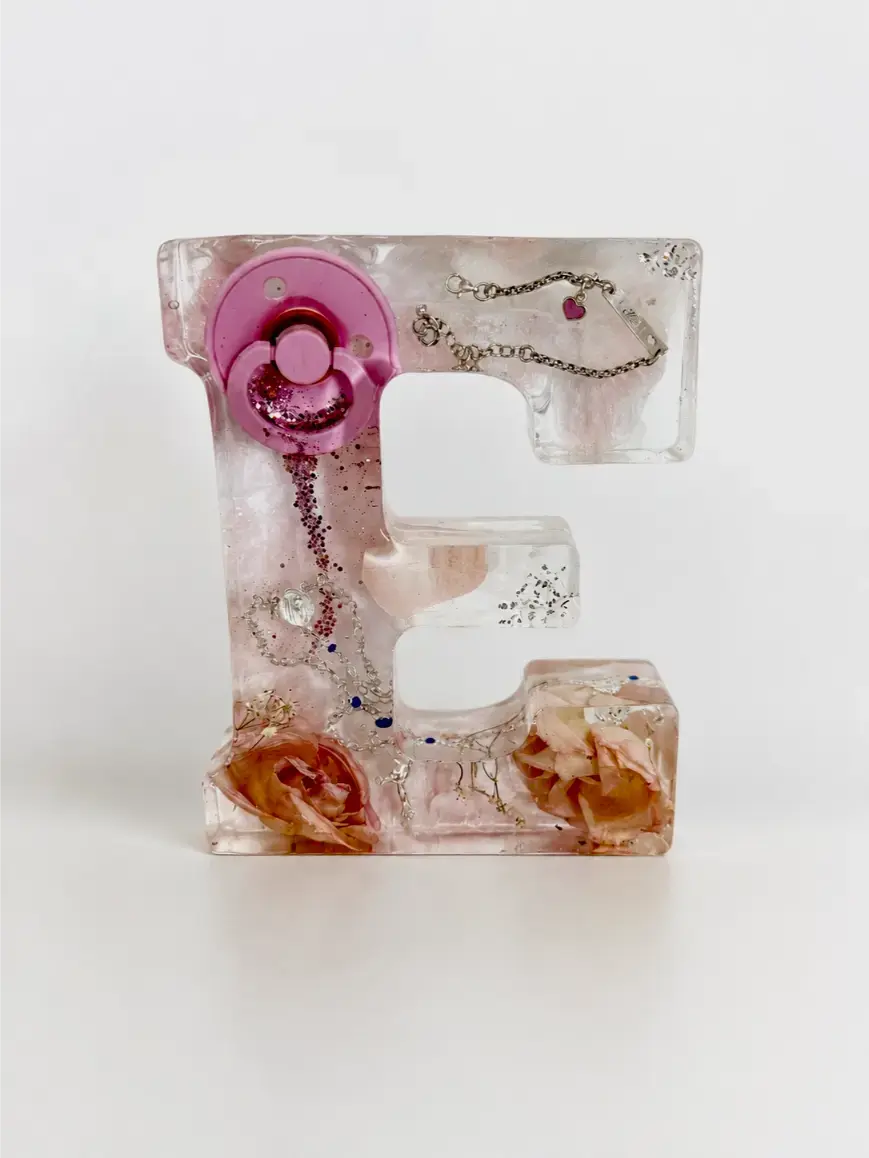 Babyandenken einbetten in Form einer Initialen aus Epoxidharz mit eingefasstem Schnuller und Ultraschallbild