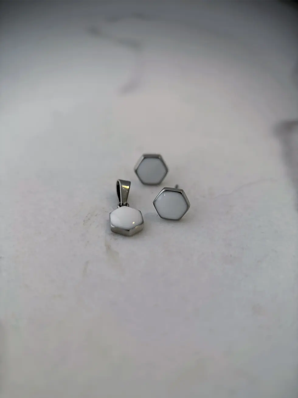 Muttermilchschmuck Set mit Ohrstecker und Kette in Hexagon Form, handgefertigt von Meorah in Österreich