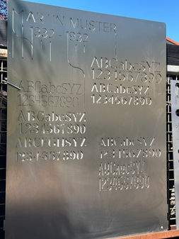 Moderne Grabmal aus Edelstahl mit Gravur