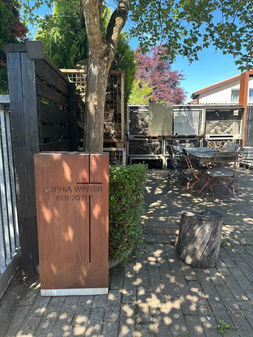 Moderne Grabtafel aus Cortenstahl im Außenbereich