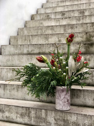 kunstvolles-blumenarrangement-zum-advent-auf-der-treppe