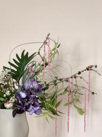 skulptur-artiges-florales-arrangement-vanda-orchideen