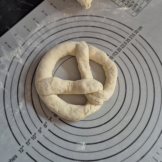 Fertige Brezel aus Teig