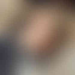 Ein Stück der Erdbeertorte auf einem Teller