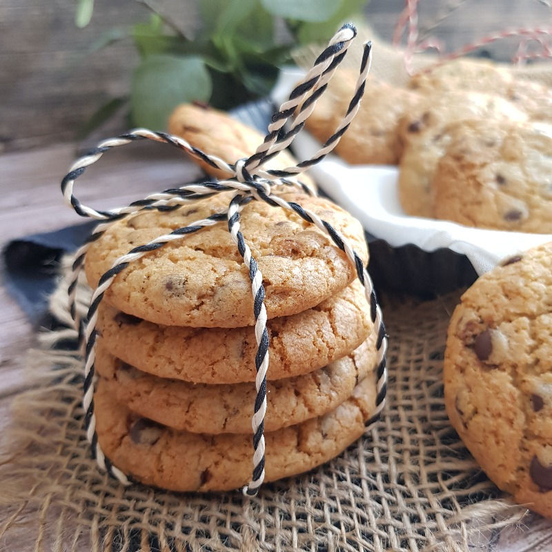 Chocolate Chip Cookies zusammengebunden zu kleinen Paketen, Cookies mit Schokostückchen