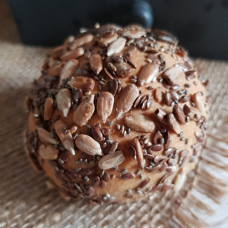 Klassische Körnerbrötchen mit Körnern ummantelt
