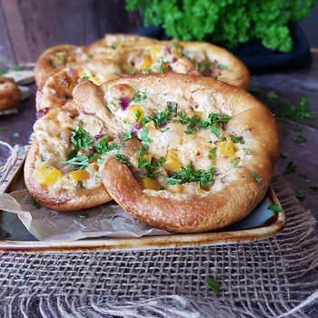 Gefüllte Brezeln mit Schmand, Fingerfood, für zwischendurch, Snack Idee, aufgebackene Brezeln mit Füllung