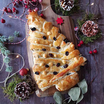 Ein gefüllter Tannenbaum aus Blätterteig mit Rosinen als Weihnachtsschmuck, Food Fotografie