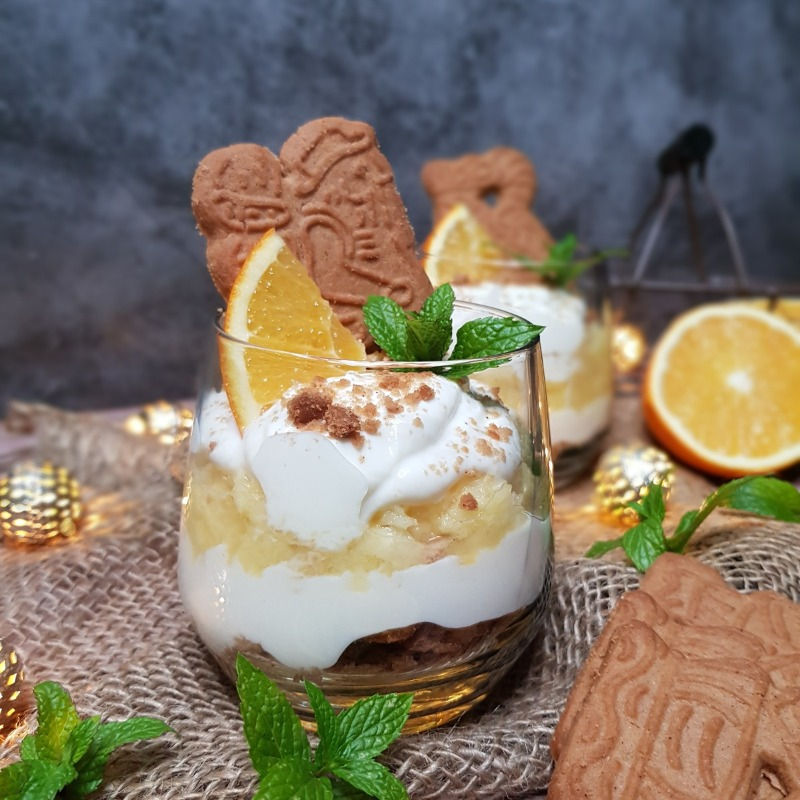 Orangen Spekulatius Creme als Dessert im Glas, kein Kuchen. Food Fotografie
