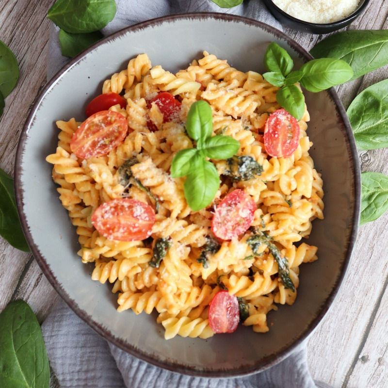 Pasta mit Rahm- Soße und Blattspinat