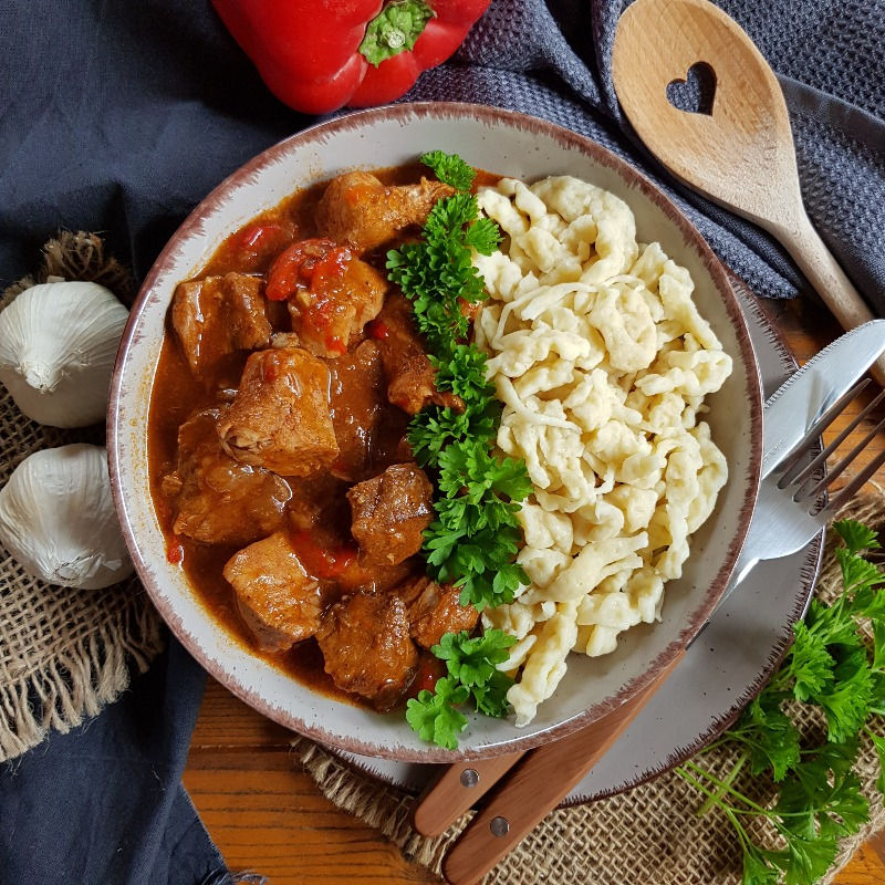 Gulasch aus dem Backofen, super Zart und lecker, schön angerichtet mit Spätzle aus der Jofoodwerkstatt