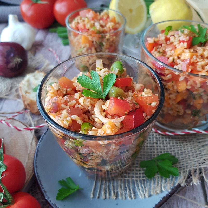 Bulgursalat im Glas, dekorativ angerichtet