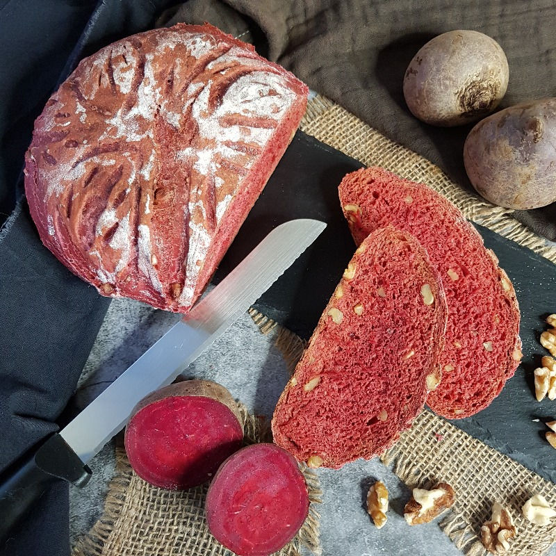 Rote Beete Brot, rote Brotscheiben mit Walnusskernen