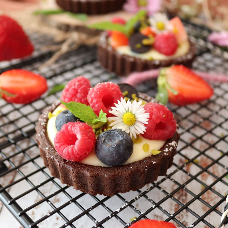 ein mini Törtchen mit Beeren verziert, Lecker
