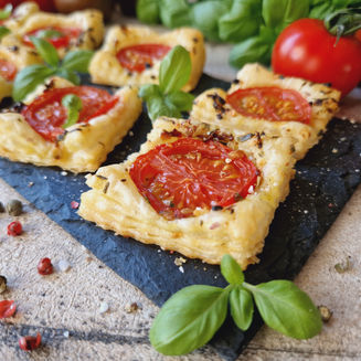 Blätterteigteilchen mit Tomaten