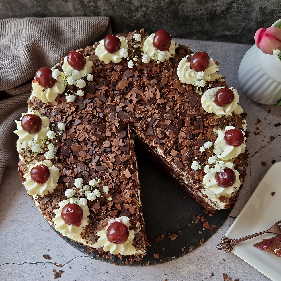 Schwarzwälder Kirschtorte, eine Torte mit Kirschfüllung, eine klassische Torte mit Sahnecreme, Torte für besondere Anlässe, fluffiger Biskuitboden, Biskuitteig, Genießer Torte, Geburtstagstorte, Lieblingsmensch, Rezeptidee, schnell und einfach, Rezept Idee, süßer Naschtisch, für Studenten geeignet, Rezept aus @jofoodwerkstatt Küche