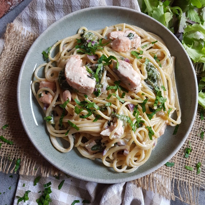 Spaghetti mit Lachs und Spinat in Sahnesoße