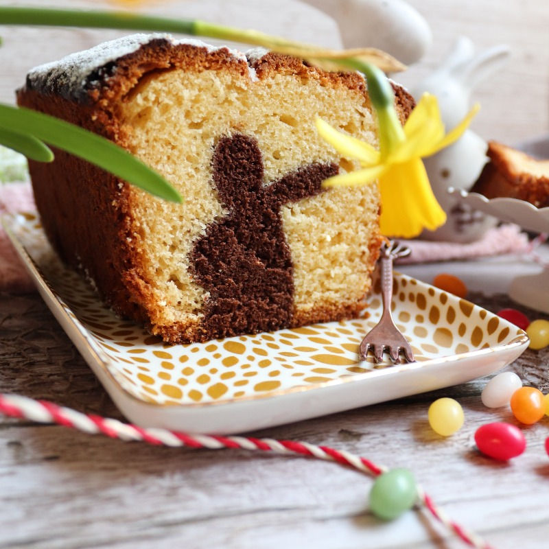 Ein Kuchen nach dem er aufgeschnitten wird, ein Hase zum Vorschein kommt. Perfekt zu Ostern