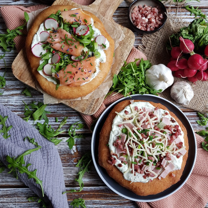 Ein Fladenbrot aus Ungarn, in der Pfanne ausgebacken und mit tollen Sachen belegt, Lachs, Schinken, Knoblauch und Käse