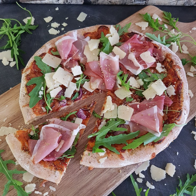 Pizza mit Lachsschinken und Parmesan