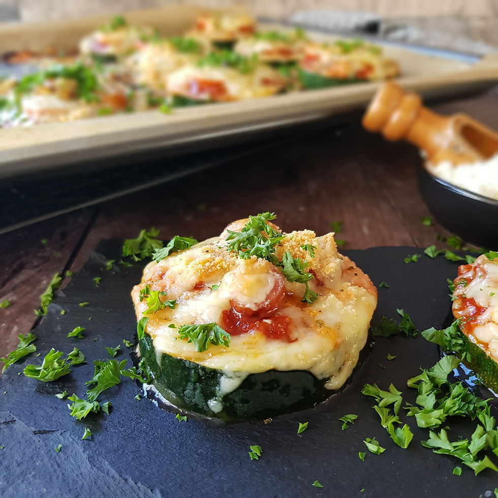 Zucchini Pizza, Mini Pizza mit Mozzarella, überbackene Zucchinischeiben, gesund und lecker, Rezeptidee aus der @jofoodwerkstatt Küche