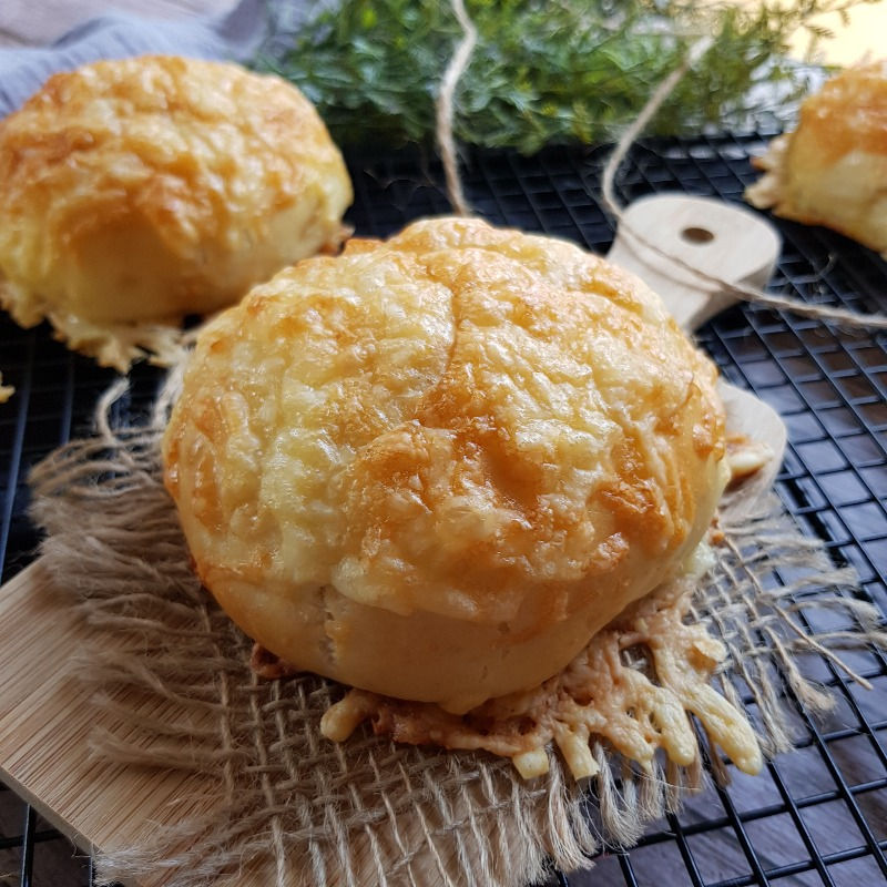 Käsebrötchen wie vom Becker, Brötchen mit Käse überbacken, Foodfotografie