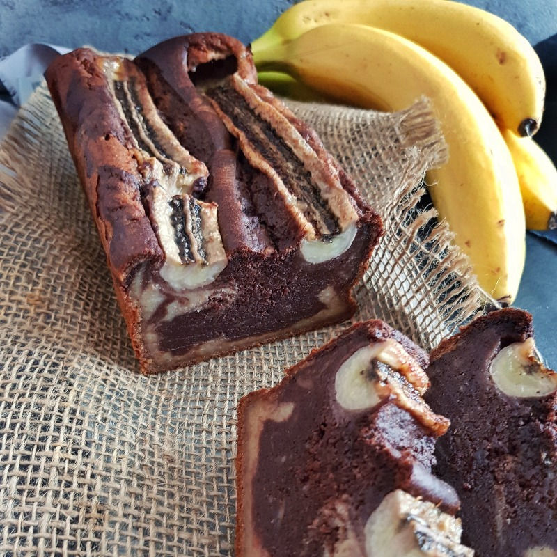 Bananenbrot oder Bananenkuchen mit ganzen Bananen