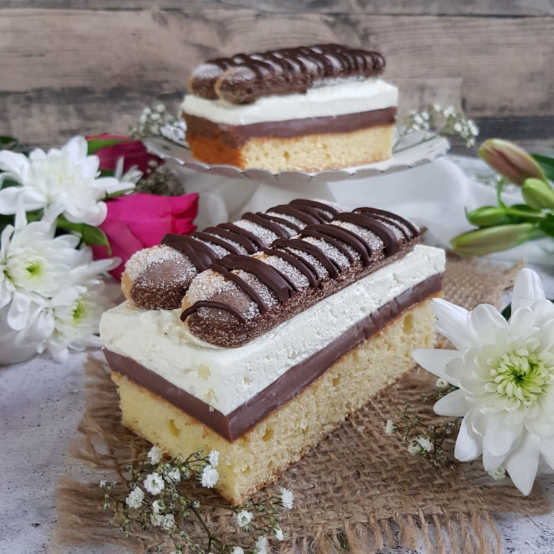 Kuchen mit Schokopudding und Löffelbiskuit