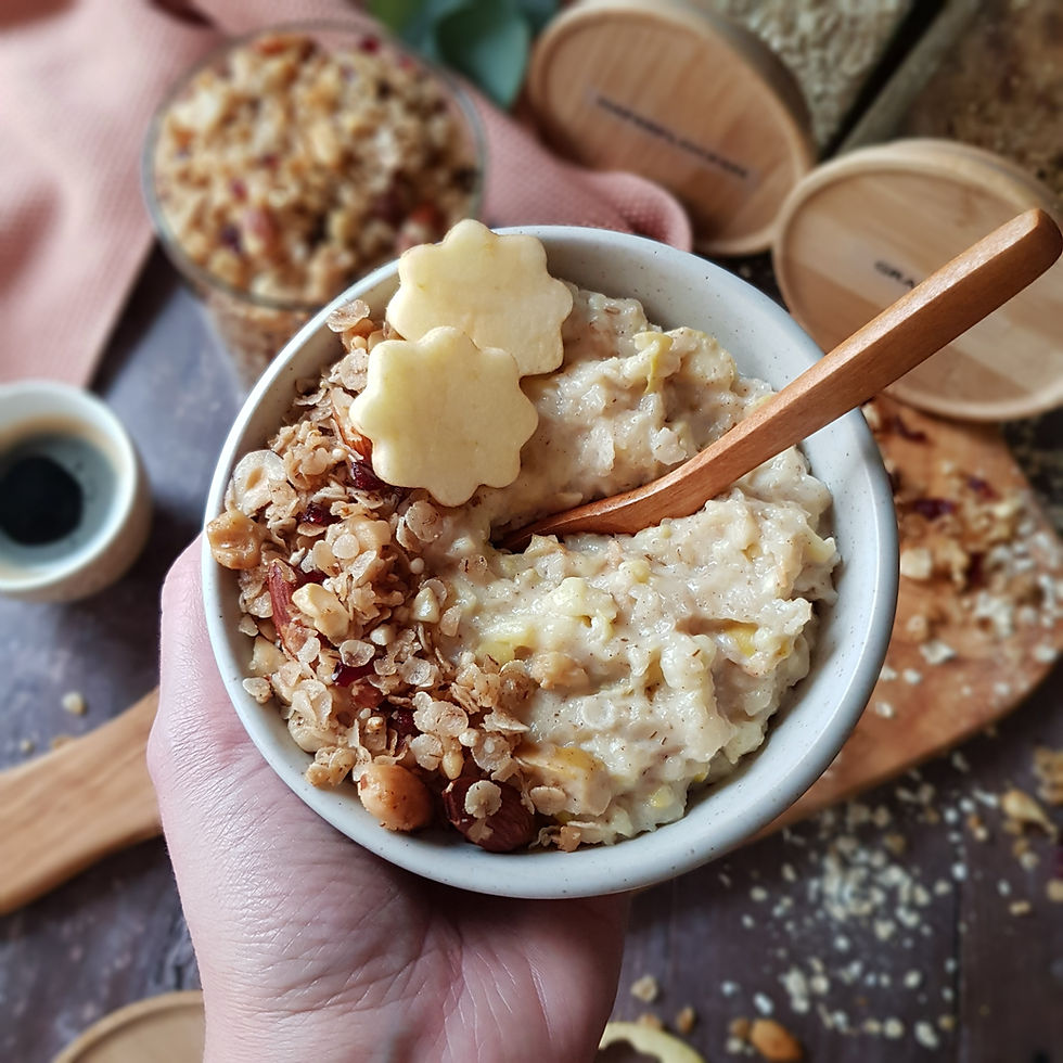 Apfel - Porridge warm serviert, Haferflocken mit Milch erwärmt, leckeres Frühstück mit Haferflocken und Apfel