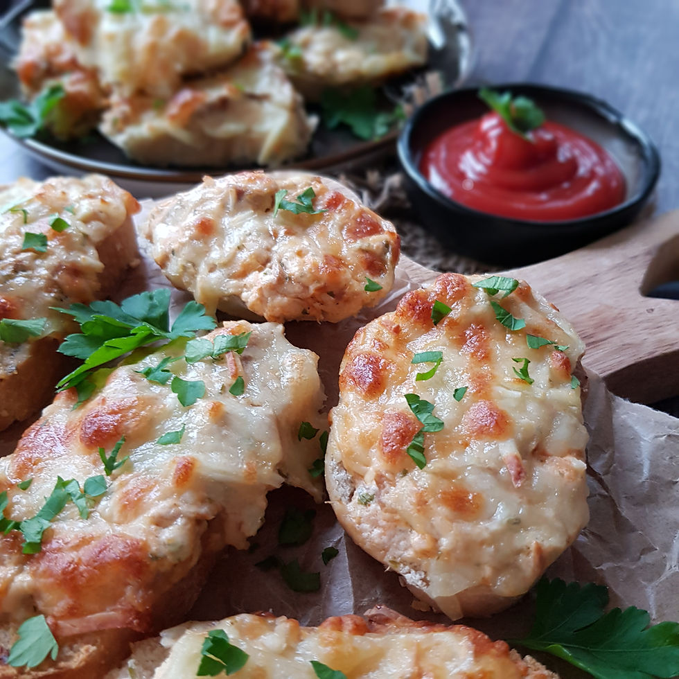 Kleine Häppchen für den kleinen Hunger, Baguette Scheiben mit Thunfisch Creme belegt und überbacken, Fingerfood für zwischendurch