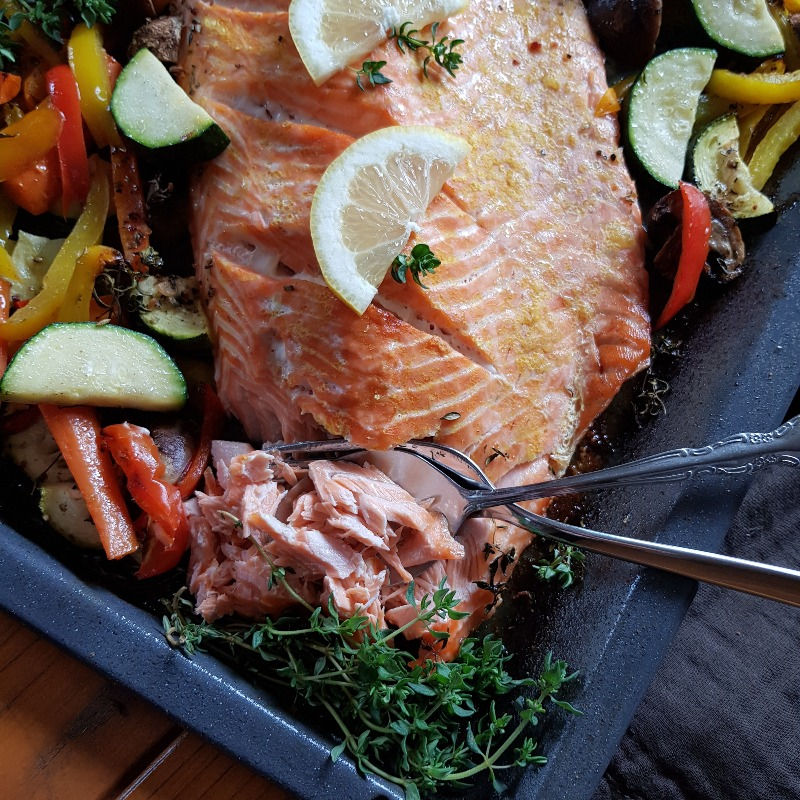 Lachs mit Gemüse aus dem Ofen