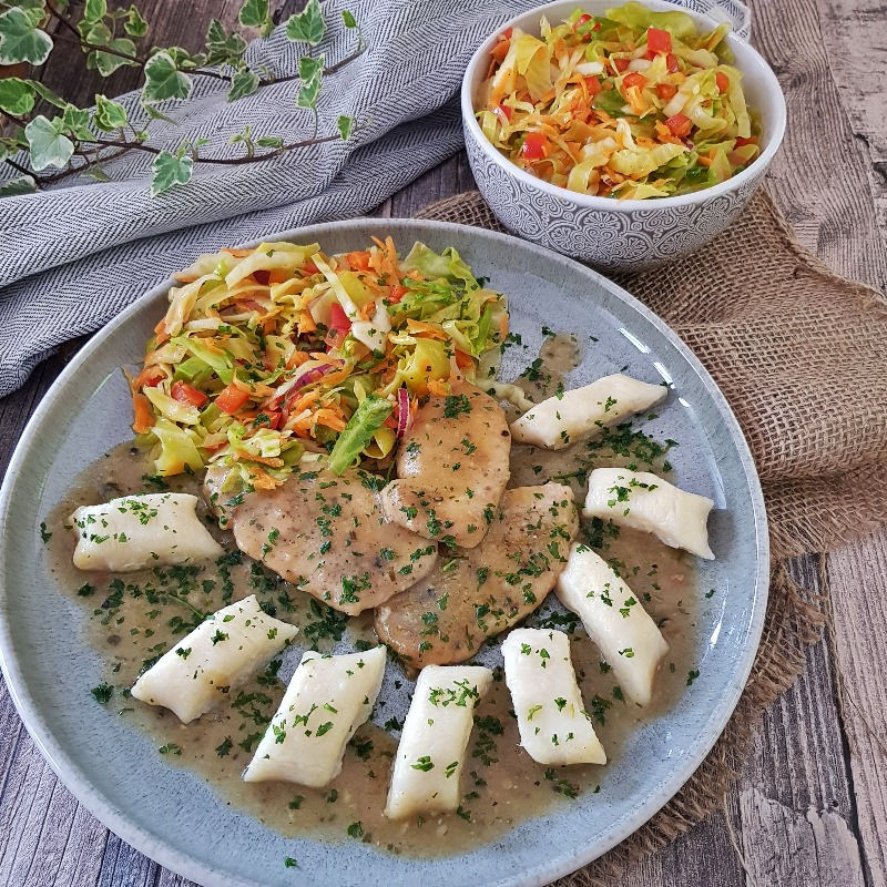 Bitki mit polnischen Kartoffelklößen.