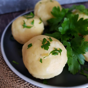 Selbstgemachte Kartoffelklöße aus der Jofoodwerkstatt mit Petersilie verfeinert, Food Fotografie