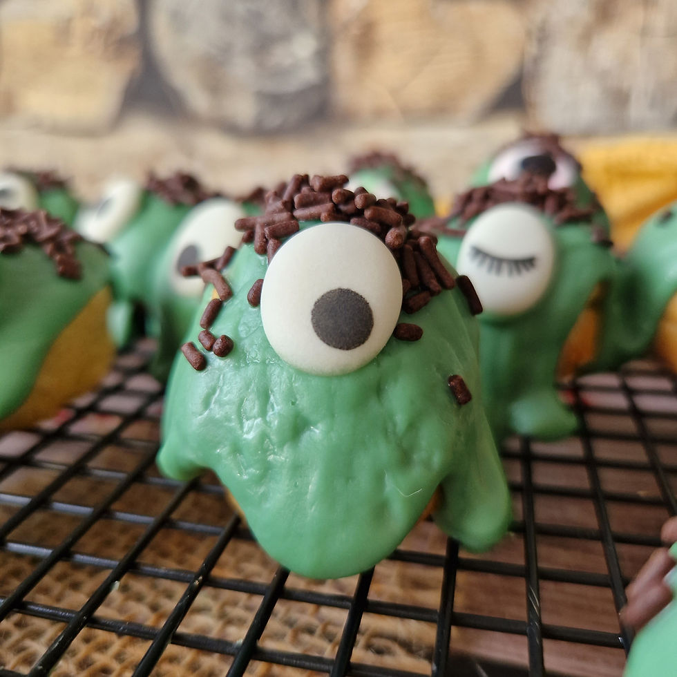 Windbeutel als Monster, Halloween Snack, Mitbringsel für Kindergarten, lustige Monster zum Naschen, süßer Snack für die Kinder, kleines süßes Gebäck, mit Zuckerdekor, für kleine Hände, Kindergeburtstag, Mitbringsel für Kindergarten, Mottoparty, Naschen, Naschen ist Erlaubt, Rezeptidee aus der @jofoodwerkstatt Küche