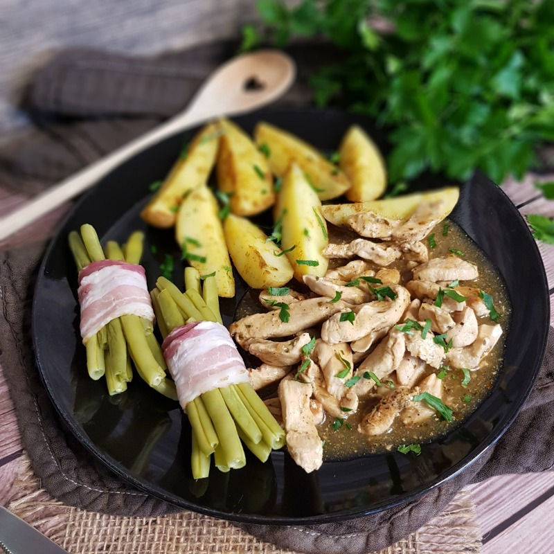 Hähnchen Geschnetzeltes mit Wedges und grünen Bohnen im Speckmantel