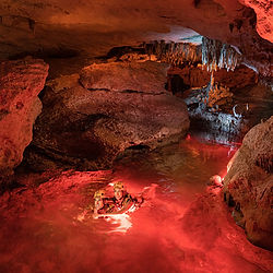 люди в ночном сеноте парк иксплор вечерняя сессия