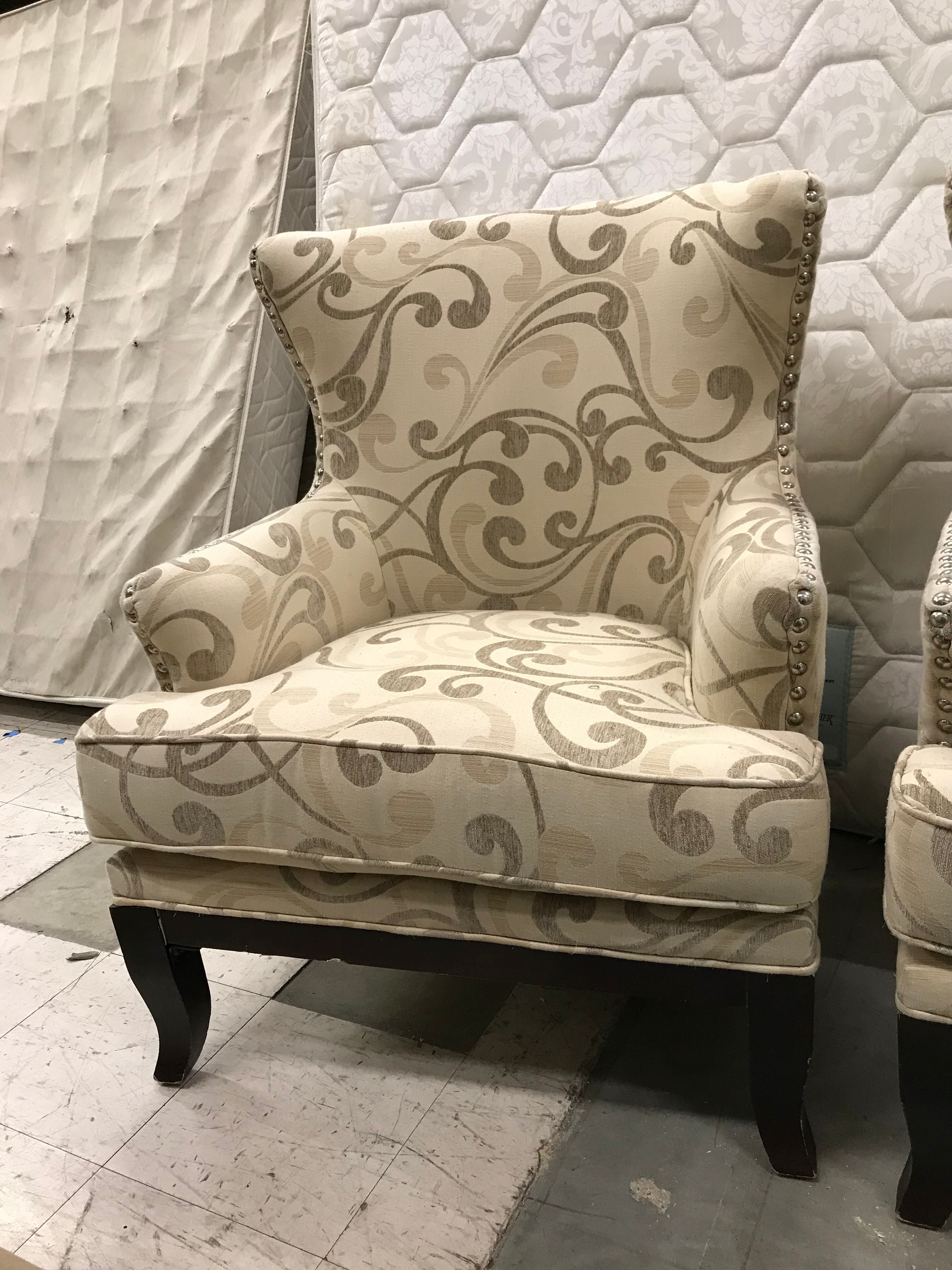 CREAM/GOLD SWIRL PATTERN CHAIR