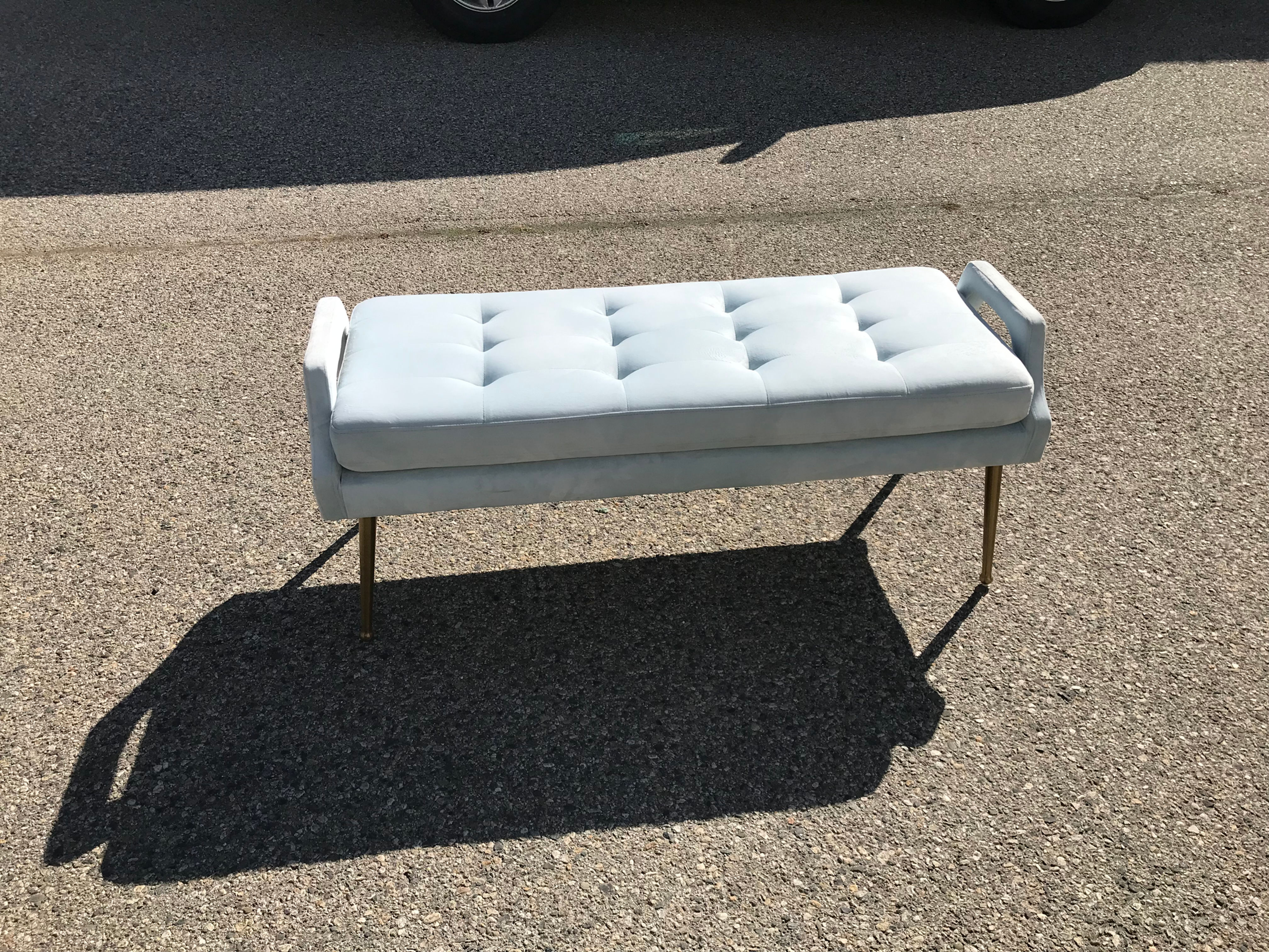 VELVET BENCH WITH GOLD LEGS