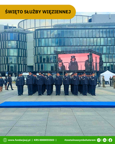 szereg funkcjonariuszy służby więziennej stojący na Placu Piłsudskiego w Warszawie.
