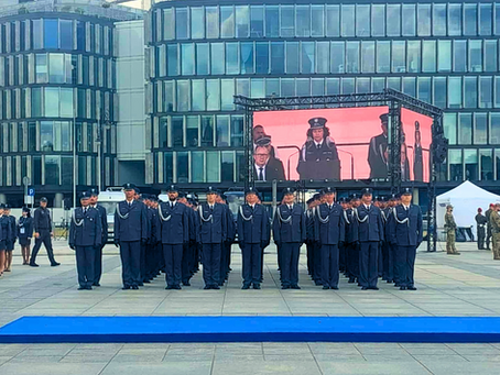 szereg funkcjonariuszy służby więziennej stojący na Placu Piłsudskiego w Warszawie.