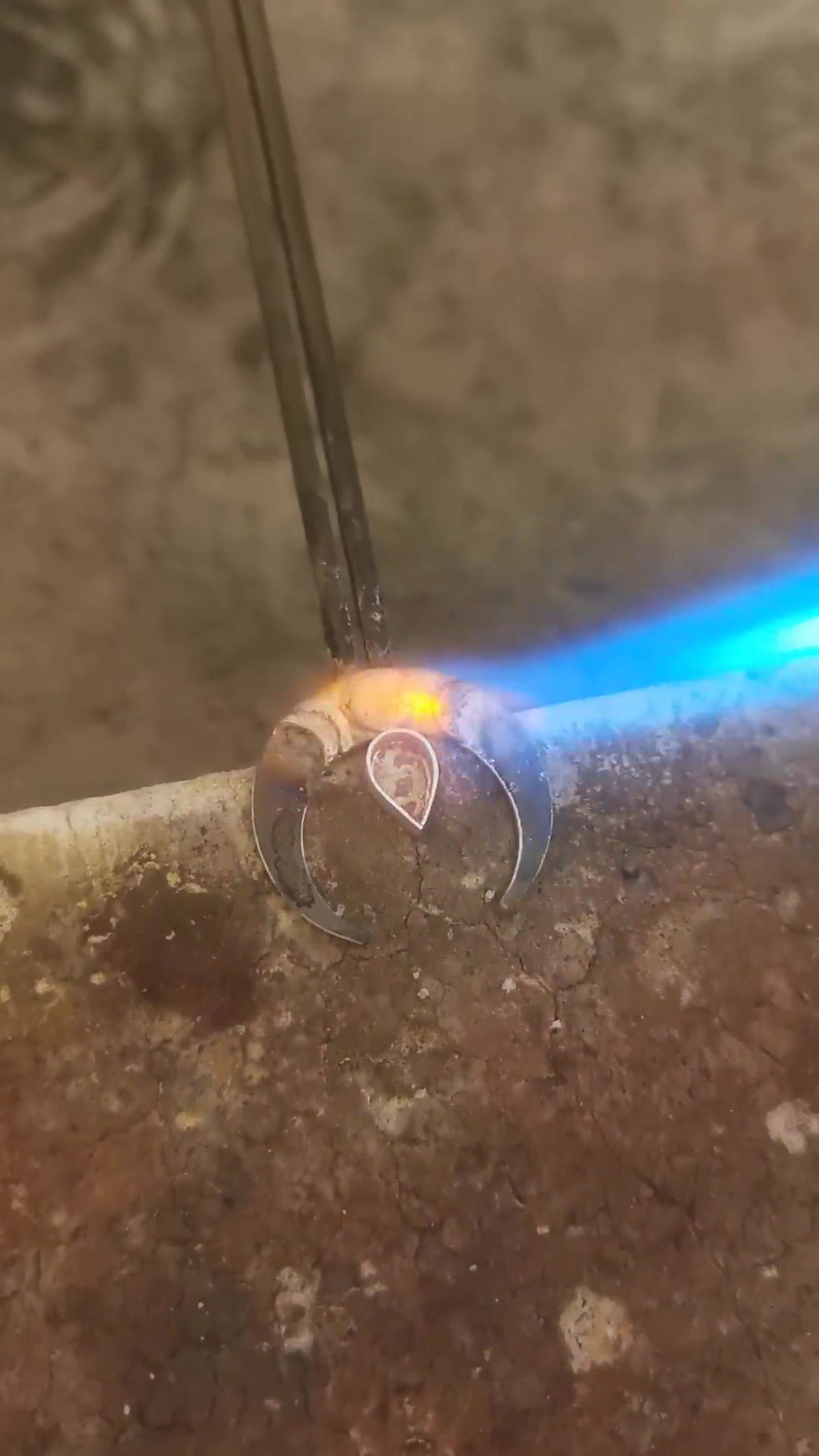 Miniaturbild: Crescent Moon and Labradorite Necklace